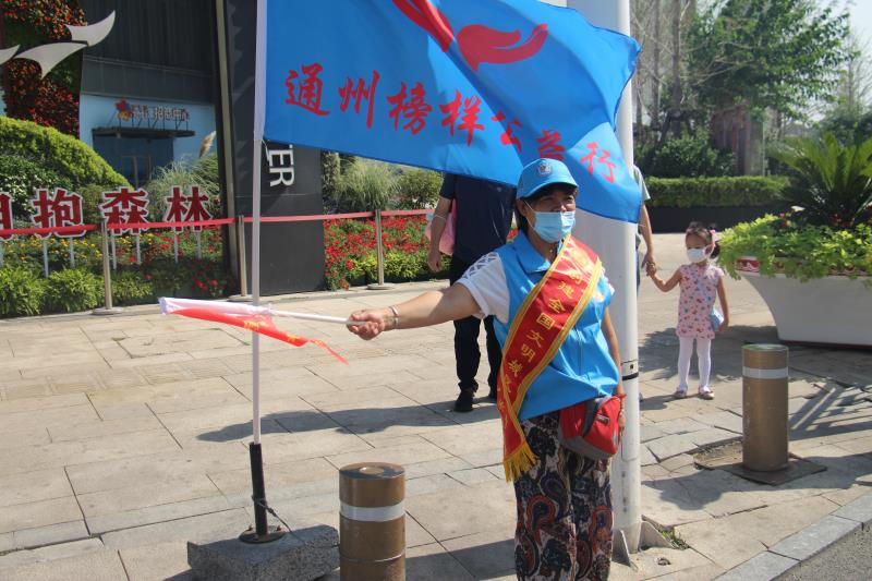 <strong>大黑棒插你小学里</strong>